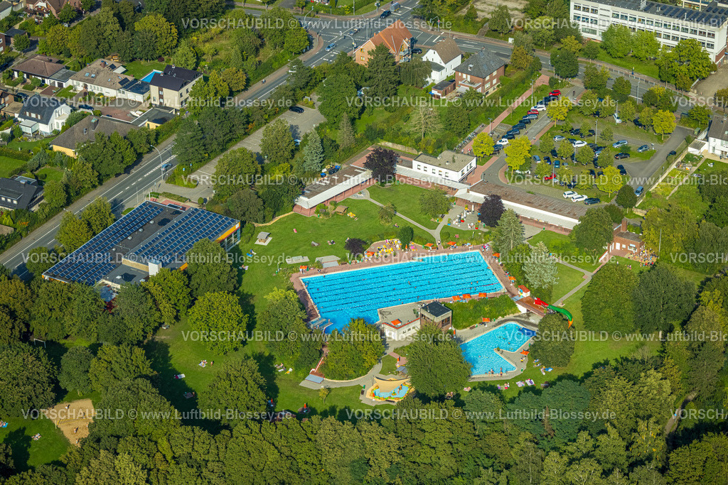 Beckum230804572 | Luftbild, Freibad und Badegäste und Hallenbad, Beckum, Münsterland, Nordrhein-Westfalen, Deutschland