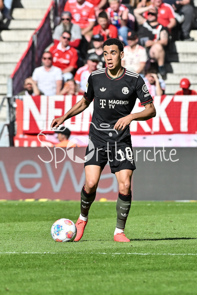 1. FSV Mainz 05 - FC Bayern München | MAINZ, GERMANY - 25. APRIL: am Ball  Jamal MUSIALA (FC Bayern Munich 10)  Einzelfoto / Freisteller während dem Bundesligamatch zwischen dem 1. FSV Mainz 05 und dem FC Bayern München am 31. Spieltag in der MEWA Arena / DFL REGULATIONS PROHIBIT ANY USE OF PHOTOGRAPHS AS IMAGE SEQUENCES AND/OR QUASI-VIDEO