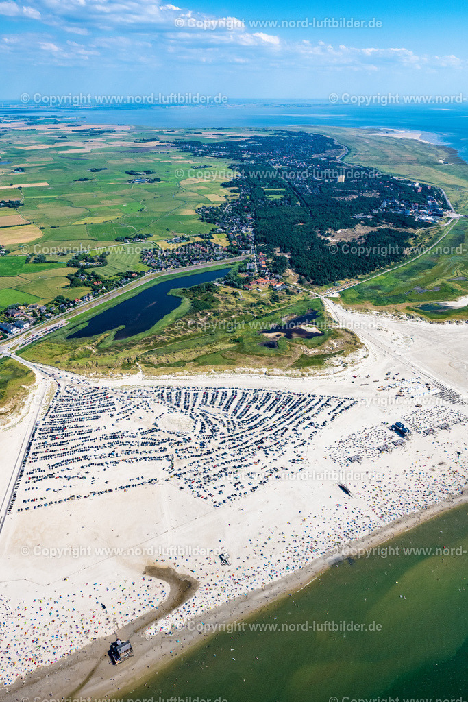 St. Peter-Ording_Parklatz_Am_Strand_ELS_0504130822 | SANKT PETER-ORDING 13.08.2022 Küsten- Landschaft am Sandstrand der Badestelle Ording Nord im Ortsteil St. Peter-Ording in Sankt Peter-Ording im Bundesland Schleswig-Holstein, Deutschland. Am Strand vor St. Peter- Ording ist in den Monaten März bis Ende Oktober das Strand- Parken gegen Gebühr erlaubt. Strandparkplatz am Weststrand. // Coastal landscape on the sandy beach of the bathing area Ording Nord in the district St Peter-Ording in Sankt Peter-Ording in the state Schleswig-Holstein, Germany. Foto: Martin Elsen