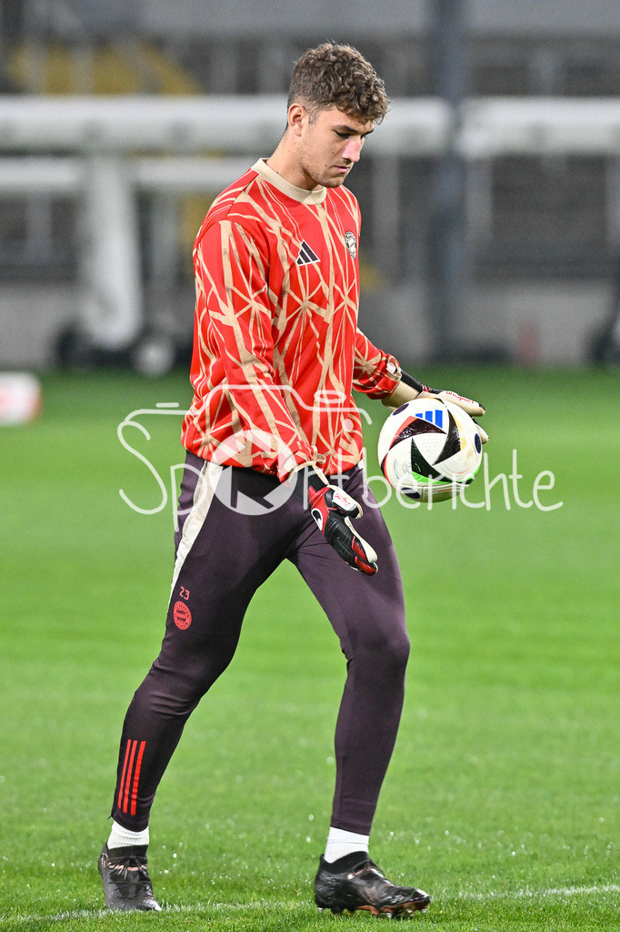 FC Bayern Amateure - SpVgg Greuther Fürth II | im Bild Anthny PAVLESIC (FC Bayern München II #18) beim warmmachen vor der Partie / Freisteller / Einzelfoto / Regionalliga Bayern: FC Bayern Muenchen II - SpVgg Greuther Fuerth II, Gruenwalder Stadion am am 29.10.2024