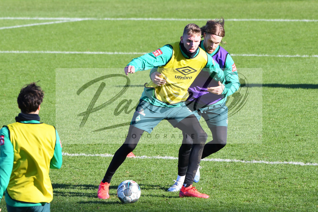 20200205_TRASVW_0085 | Fußball, Herren: Nick Woltemade (SV Werder Bremen U19) und Michael Lang (SV Werder Bremen) im Zweikampf waehrend der Trainingseinheit des SV Werder Bremen im Wohninvest Weserstadion am 05.02.2020 in Bremen, Deutschland. - Realisiert mit Pictrs.com