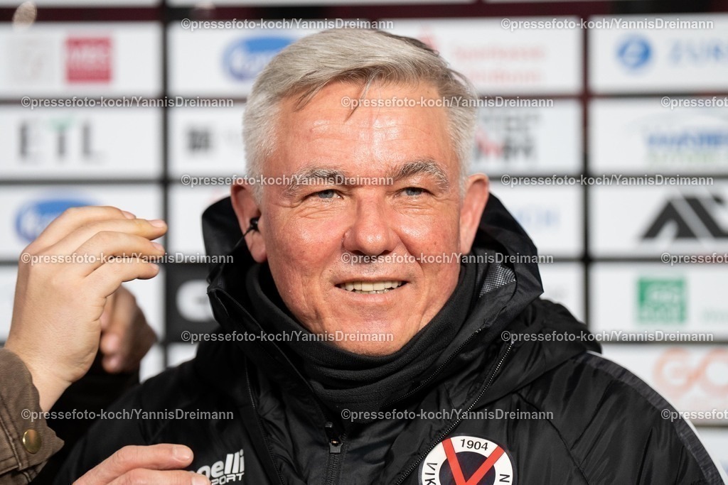 xYDR2802250101013 | 28.02.2025, xydrx, Fußball, Viktoria Köln - 1.FC. Saarbrücken, 3.Liga, Sportpark Höhenberg, Saison 2024 2025: Olaf Janßen (Cheftrainer Viktoria Köln) DFB regulations prohibit any use of photographs as image sequences and or quasi-video.