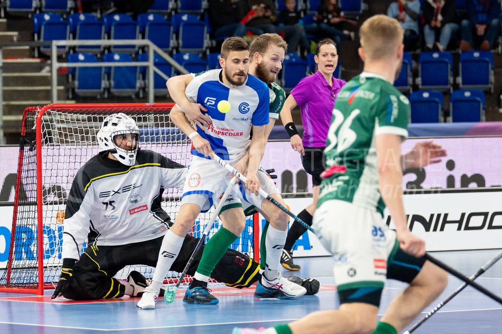 SV Wiler-Ersigen vs GC Unihockey - 23. April 2022 | SV Wiler-Ersigen vs GC Unihockey
Stimo Arena, Kloten
Ein Schuss auf das Tor von #75 Torhüter Tim Kramer (SV Wiler-Ersigen) wird an #21 Paolo Riedi (GC Unihockey) und #73 Andrin Hollenstein (SV Wiler-Ersigen) vorbei abgelenkt.
Bild: Sportfotografie Markus Aeschimann | www.markus-aeschimann.ch - Realisiert mit Pictrs.com