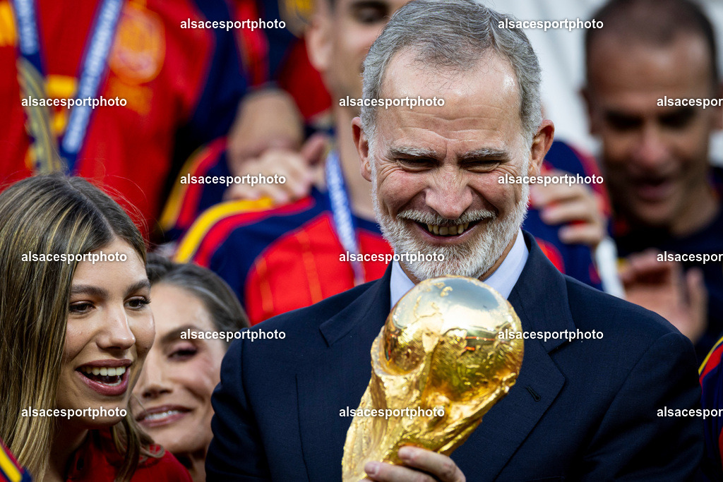 FOOTBALL : Argentine vs Espagne – Finale de la Coupe du Monde FIFA 2026. New York New Jersey Stadium, East Rutherford, New Jersey, États-Unis. 19/07/2026. | Felipe VI pose avec le trophée de la Coupe du Monde de la FIFA 2026 lors de la cérémonie organisée après la finale remportée par l'Espagne face à l'Argentine au New York New Jersey Stadium, à East Rutherford (New Jersey), le 19 juillet 2026, aux États-Unis.