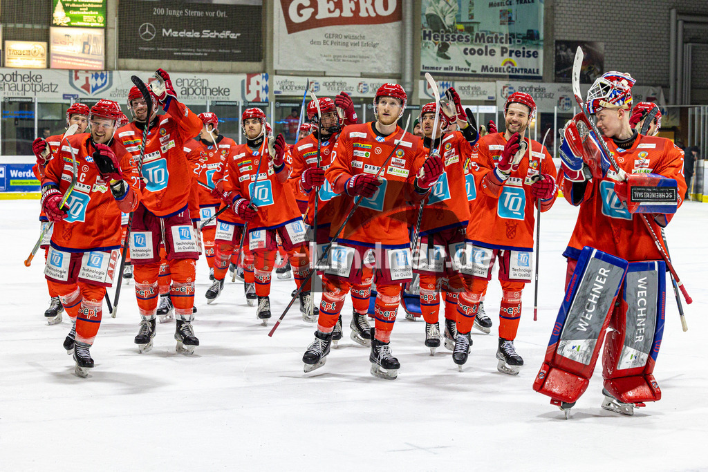 EC Peiting vs EV Füssen | Eishockey Oberliga Süd 2023/2024, EC Peiting vs EV Füssen, 20240112,
Peiting lässt sich feiern,
2024-01-12 in Peiting (Eisstadion)
30 Konrad FIEDLER (ECP Goali 30), 10 Daniel HOLZMANN (ECP 10), 9 Brett OUDERKIRK (ECP 9), 19 Marco HABERMANN (ECP 19), 27 Andreas FEUERECKER (ECP 27), 17 Samuel PAYEUR (ECP 17), 82 Dennis KRUTSCH (ECP 82)
Copyright: WolfgangxLindner foto-lindner.de