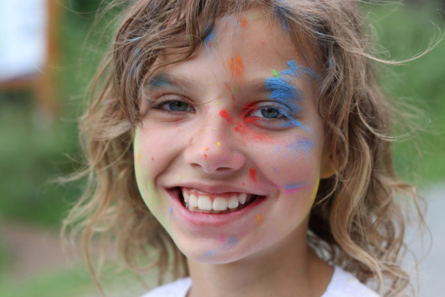 12. Kindergeburtstag | Was ein riesen Spaß! Alle waren hin und weg! Das Holi Farbpulver lässt sich größtenteils schon von der Kleidung abklopfen. Der Rest geht beim waschen raus! 
Es macht richtig Spaß! Super als Familienfotoshooting - Realisiert mit Pictrs.com