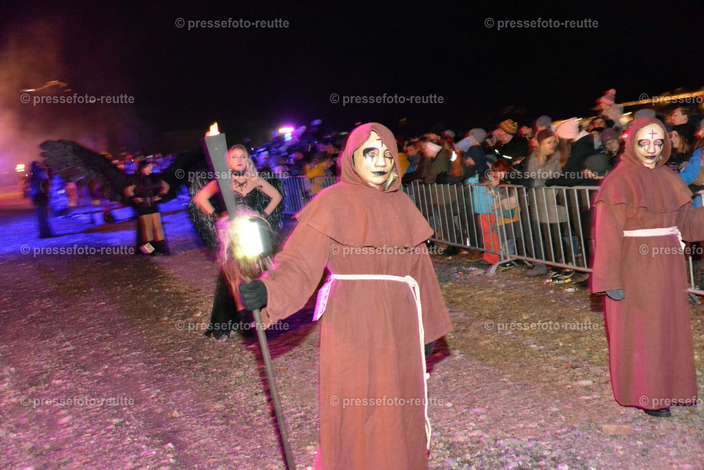 news-2022-Dez03-Krampusumzug-Reutte-WTV_5606 | Info aus dem Bezirk Reutte/Ausserfern Tirol sowie eine umfangreiche Bilddatenbank über die gesamte Region: Lechtal, Talkessel Reutte, Tannheimertal, Zwischentoren. Lech, Plansee, Zugspitze, Grenztunnel, B179, Fernpassstraße, Verkehr, Lawinen, Tradition, - Realisiert mit Pictrs.com