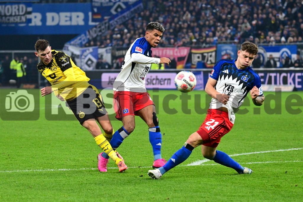 KBS Picture_HSV-Dortmund_066 | v.l. Gross Pascal (Bor. Dortmund) , Koenigsdoerffer Ransford-Yeboah (HSV) , Remberg Nicolai (HSV) , Sportplatz :  Volksparkstadion, - Realisiert mit Pictrs.com