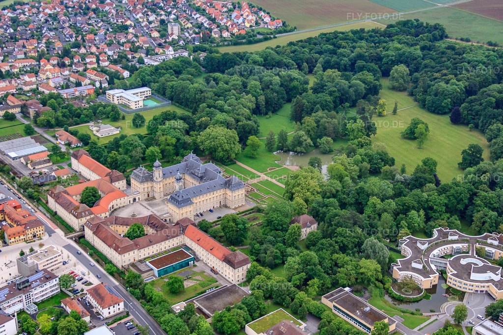 Luftbild: Schloßpark und Schloß Werneck mit Schlosskirche und Albert-Schweitzer-Haus in Werneck im Bundesland Bayern in Deutschland.Foto: IMG_66121.jpg vom 30.05.2014 durch Werner Riehm/FLY-FOTO.deAuflösung des Originals: 4564 x 3043 pxWWW.WERNECK-EVANGELISCH.DE