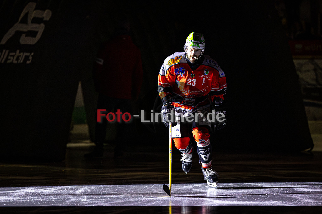 TSV Peißenberg MINERS gegen EHC Königsbrunn PINGUINE | Eishockey Bayernliga Herren Playoffs Viertelfinale 2024/25 - Spiel 4 von 7, TSV Peißenberg MINERS gegen EHC Königsbrunn PINGUINE, 20250216,Dejan VOGL (MINERS 23) bim Einlauf, Eröffnung,2025-02-16 in Peißenberg (Eisstadion Peißenberg)Dejan VOGL (MINERS 23)Copyright: WolfgangxLindner foto-lindner.de