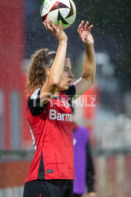 20240927_NSZ_6767 | Einwurf Synne Skinnes Hansen (Bayer Leverkusen,No.10)DEU, Leverkusen, 27.09.2024 Fußball, Frauen, Google Pixel Frauen-Bundesliga, Saison 2024/2025, 4. Spieltag, Bayer 04 Leverkusen - TSG HoffenheimDIE DFB-RICHTLINIEN UNTERSAGEN JEGLICHE NUTZUNG VON FOTOS ALS SEQUENZBILDER UND/ODER VIDEOÄHNLICHE FOTOSTRECKEN - Realisiert mit Pictrs.com