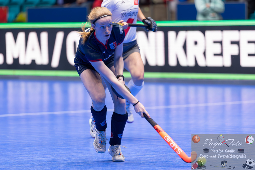 Volvo E.R.B. Final 4 Halbfinale Frauen: Der Club an der Alster - Berlienr HC, 25.01.2025 | Johanna Franz (Berliner HC #4) am Ball, Der Club an der Alster - Berlienr HC, Frankfurt, Süwag Arena, 25.1.2025 - Realisiert mit Pictrs.com