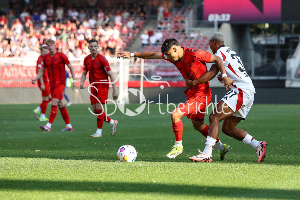 1. FC Nürnberg II - FC Bayern Amateure | im Duell Niklas SOMMER (FCN #37) Emirhan DEMIRCAN (FCB #8) / Zweikampf