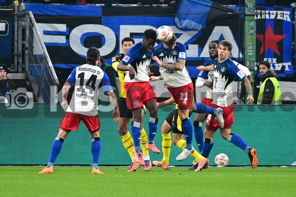 KBS Picture_HSV-Dortmund_037 | v.l. Philippe Rayan (HSV) , Sambi Lokonga Albert Sambi (HSV) , Remberg Nicolai (HSV) , Vuskovic Luka (HSV) dahinter Bellingham Jobe (Bor. Dortmund) ,Sportplatz :  Volksparkstadion, - Realisiert mit Pictrs.com