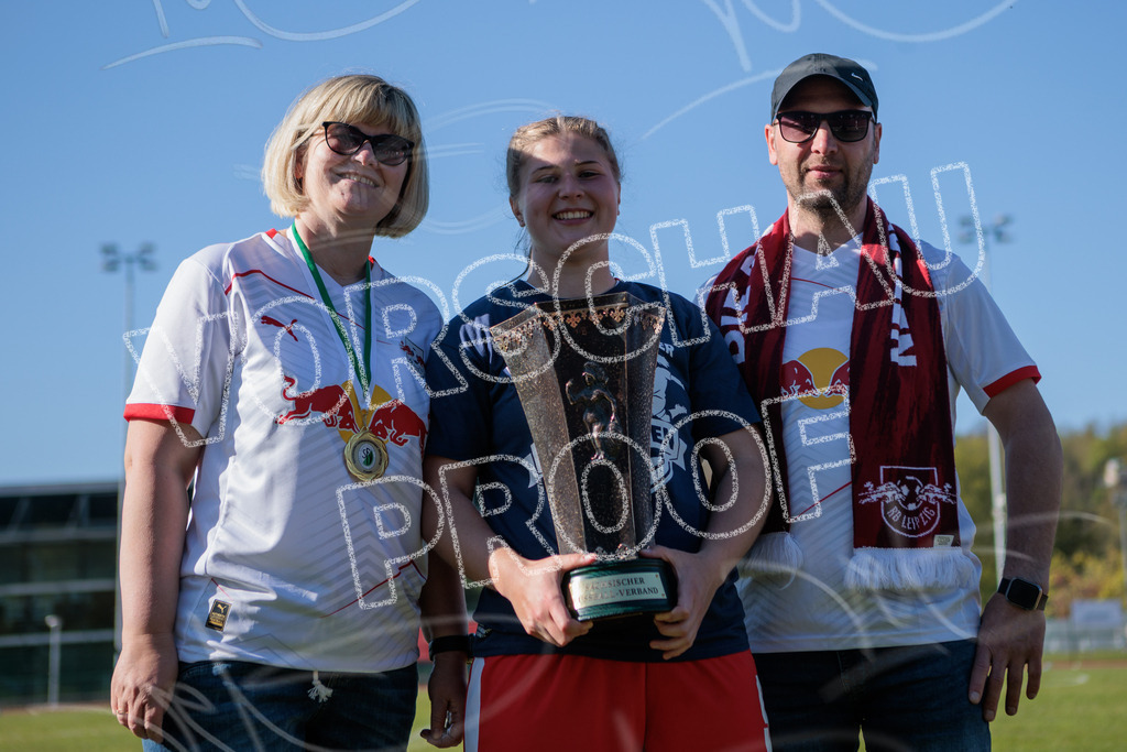 Gipfeltreffen der Frauen: Finale um den Sachsenlotto Landespokal 2026 | Am 1. Mai 2026 trafen im Endspiel des Sachsenlotto Landespokals die Frauen des Chemnitzer FC und die zweite Mannschaft von RasenBallsport Leipzig aufeinander. Vor stimmungsvoller Kulisse kämpften beide Teams ab 15:00 Uhr um die begehrte Trophäe des sächsischen Fußballs. Diese Galerie zeigt die Highlights, packende Zweikämpfe und die emotionalsten Momente des Finaltags. - Realisiert mit Pictrs.com
