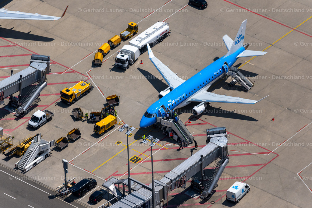 4046281 | STUTTGART 19.07.2021 Passagierflugzeug auf der Parkposition - Abstellfläche auf dem Flughafen in Stuttgart im Bundesland Baden-Württemberg, Deutschland. Weiterführende Informationen bei: Flughafen Stuttgart GmbH. // Passenger airplane in parking position - parking area at the airport in Stuttgart in the state Baden-Wurttemberg, Germany. Further information at: Flughafen Stuttgart GmbH. Foto: Gerhard Launer