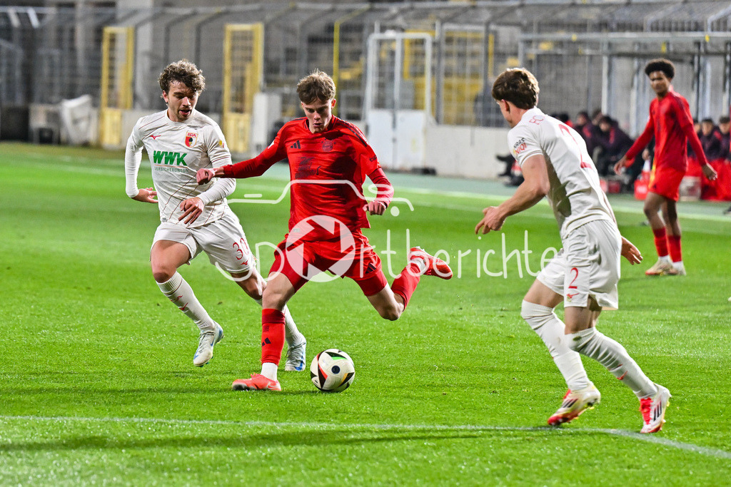 FC Bayern Amateure - FC Augsburg II | v. l. Daniel HAUSMANN (FC Augsburg II 30), Jonathan Asp JENSEN (FC Bayern München II #11) und Julian BELL (FC Augsburg II 2) / Zweikampf / Regionalliga Bayern: FC Bayern Muenchen II - FC Augsburg II, Gruenwalder Stadion am 14.03.2025