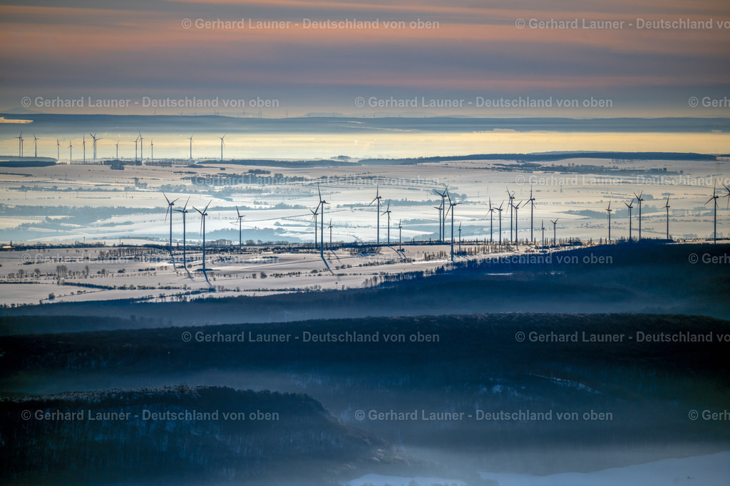 4045031 | HACHELBICH 14.02.2021 Winterlich schneebedeckte Windenergieanlagen ( WEA ) - Windrad- auf einem Feld in Hachelbich im Bundesland Thüringen, Deutschland. Weiterführende Informationen bei: Vestas Wind Systems A/S. // Wintry snowy wind turbine windmills on a field in Hachelbich in the state Thuringia, Germany. Further information at: Vestas Wind Systems A/S. Foto: Gerhard Launer