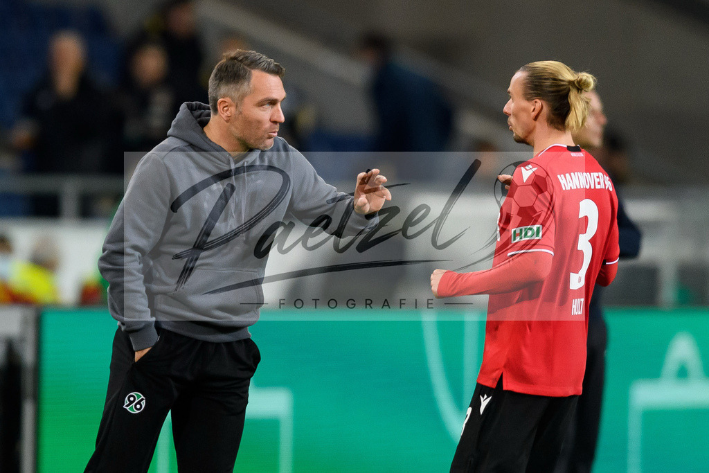 H96DUS20211027_034 | Fussball, Herren: Trainer Jan Zimmermann (Hannover 96) spricht mit Niklas Hult (Hannover 96) bei dem Spiel der 2. Runde im DFB-Pokal zwischen Hannover 96 und Fortuna Duesseldorf in der HDI-Arena am 27.10.2021 in Hannover, Deutschland.DFB / DFL REGULATIONS PROHIBIT ANY USE OF PHOTOGRAPHS AS IMAGE SEQUENCES AND/OR QUASI-VIDEO. - Realisiert mit Pictrs.com