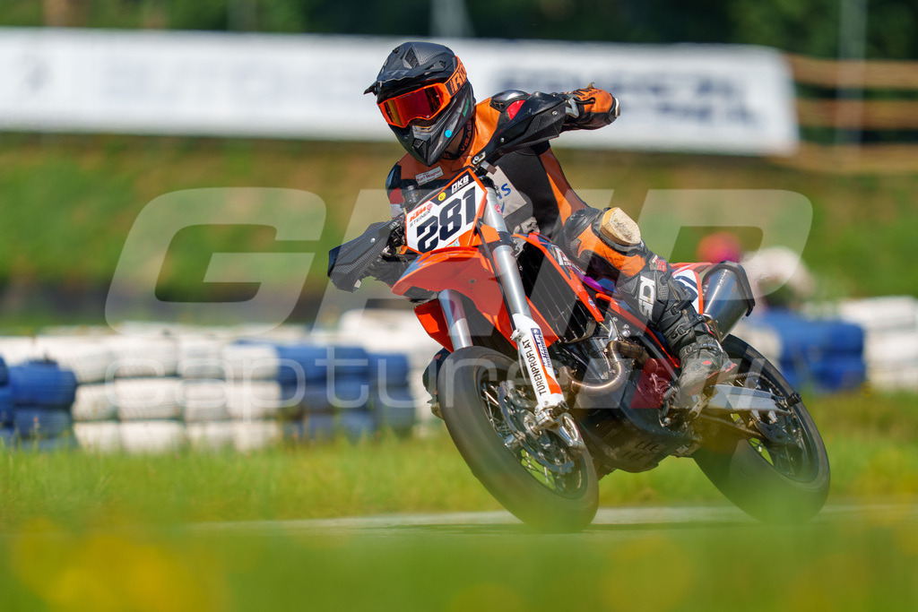 G-Cup + Supermoto Staatsmeisterschaft + Hungarian Supermoto Championship | GRIPcapture steht für authentische Sportfotografie in Österreich – für Momente, die mehr sind als Geschwindigkeit oder Ergebnis. Es geht um Emotion, Spannung, Fokus und den Augenblick, der oft nur einen Wimpernschlag dauert.Ob Motorsport, Teamsport oder 