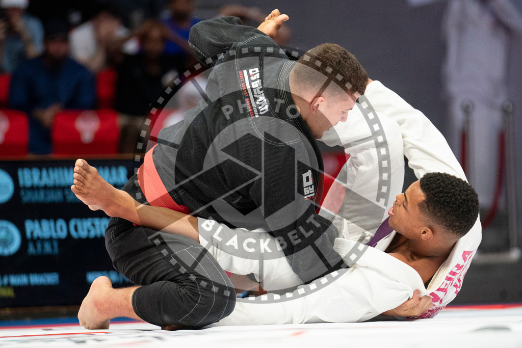 20231109PBB6650 | Fighters compete during the AJP World Professional Championship in the Mubadala Arena in Abu Dhabi, Arab United Emirates, on November 9, 2023.