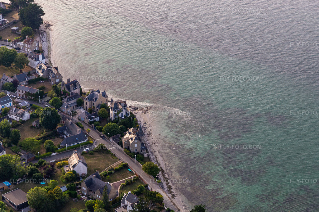 Aerial view: Rue de la Palue in Loctudy in the state Finistere, France. – Photo: IMG_132499.jpg taken on 06/17/2022 by Werner Riehm/FLY-FOTO.com – Resolution of the original: 5131 x 3421 px