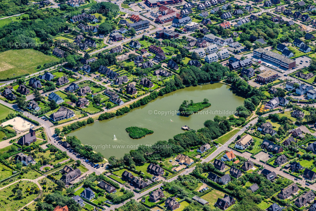 Sylt_Wenningstedt_Dorfteich_ELS_4948130625 | WENNINGSTEDT (SYLT) 21.06.2025 Ortsansicht der Straßen und Häuser der Wohngebiete und dem Dorfteich in Wenningstedt (Sylt) auf der Insel Sylt im Bundesland Schleswig-Holstein, Deutschland. // Town view of the streets and houses of the residential areas and the village pond in Wenningstedt (Sylt) on the island of Sylt in the state Schleswig-Holstein, Germany. Foto: Martin Elsen