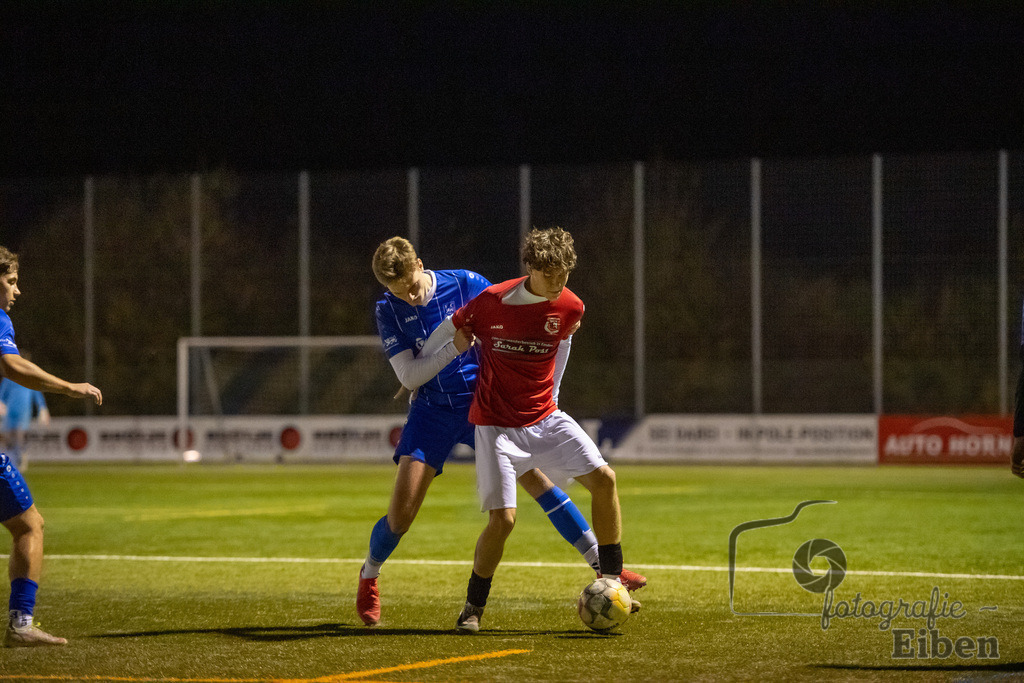 FC Rastede-JSG RW/Kickers Emden 2 | A-Jugend Bezirksliga; FC Rastede (blau)-JSG RW/Kickers Emden 2 (rot) am 15.11.2024; in Rastede (Sportanlage Köttersweg), Photo: Philip Eiben 2024 - Realisiert mit Pictrs.com