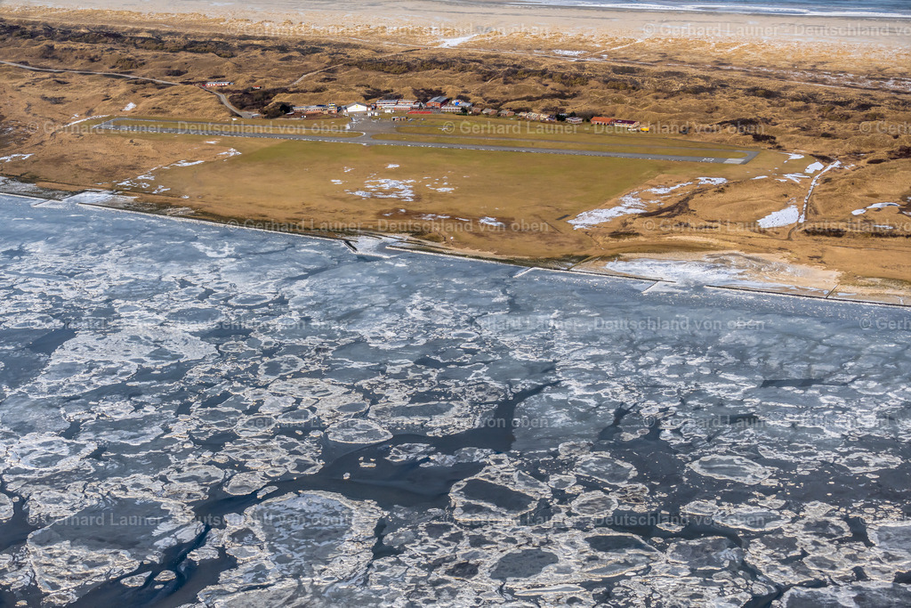 4044245 | JUIST 14.02.2021 Eisschollenstücke einer Treibeis- Schicht auf der Wasseroberfläche im Wattenmeer der Nordsee vor der Insel Juist im Bundesland Niedersachsen, Deutschland.
