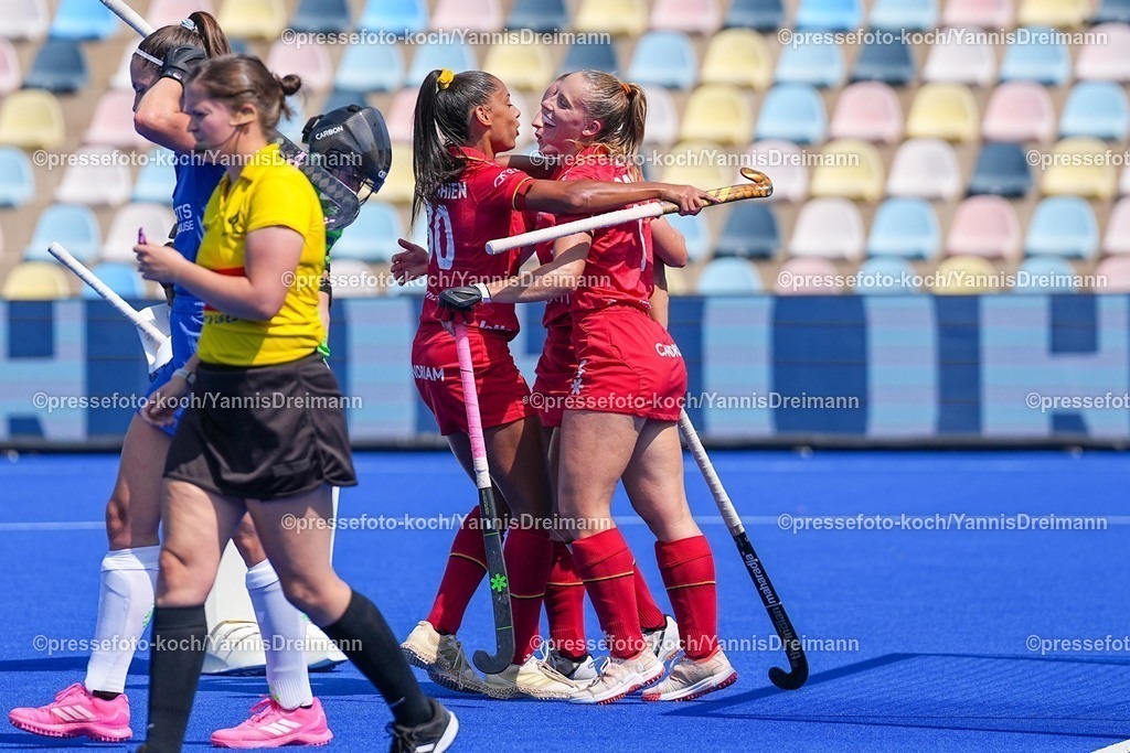 xydrx13082502006 | 13.08.2025, xydrx, Frauen EuroHockey Championship 2025, Gruppenphase, Gruppe B, Belgien - Schottland, Sparkassenpark Mönchengladbach: Torjubel nach dem Tor zum 3:0 für die Belgische Feldhockey Nationalmannschaft durch Torschütze Justine Rasir (BEL #3) zusammen mit Ambre Ballenghien (BEL #30)