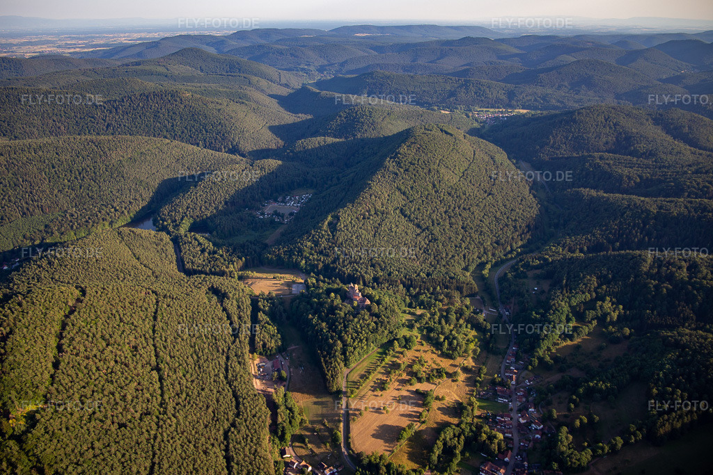 Luftbild: Burg Berwartstein in Erlenbach bei Dahn im Bundesland Rheinland-Pfalz in Deutschland. Foto: IMG_133632.jpg vom 18.07.2022 durch Werner Riehm/FLY-FOTO.deBURGBERWARTSTEIN.DE