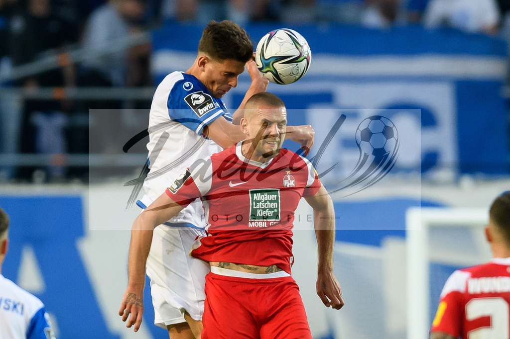 FCMFCK20210904_060 | Fussball, Herren: Tobias Mueller (1. FC Magdeburg) und Rene Klingenburg (1. FC Kaiserslautern) im Zweikampf beim Spiel der 3. Liga zwischen 1. FC Magdeburg und 1. FC Kaiserslautern in der MDCC-Arena am 04.09.2021 in Magdeburg, Deutschland.DFB / DFL REGULATIONS PROHIBIT ANY USE OF PHOTOGRAPHS AS IMAGE SEQUENCES AND/OR QUASI-VIDEO. - Realisiert mit Pictrs.com