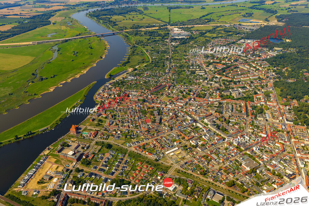 Luftbild der Stadt Wittenberge - Die Luftaufnahme wurde 2025 vom UL-Flugzeug heraus erstellt ( keine Drohne ) - Hochauflösende Luftaufnahme - für professionelle Ausdrucke geeignet. Die Geschenkidee !Hier alle&nbsp;Infos zur Lizenzierung der LuftaufnahmeWir fliegen auch dieses Jahr wieder in Ihre Region um Luftbilder zu erstellen.- Luftbild anfragen
