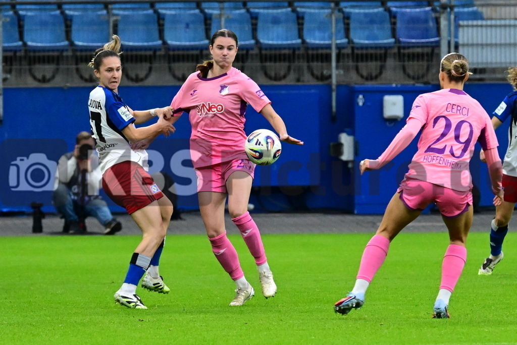 KBS Picture_HSV-Hoffenheim_Frauen_015 | v.l. Mikolajova Maria (HSV Frauen) , Hahn Chiara (TSG Hoffenheim Frauen) , Cerci Selina (TSG Hoffenheim Frauen) ,Sportplatz :  Volksparkstadion, - Realisiert mit Pictrs.com