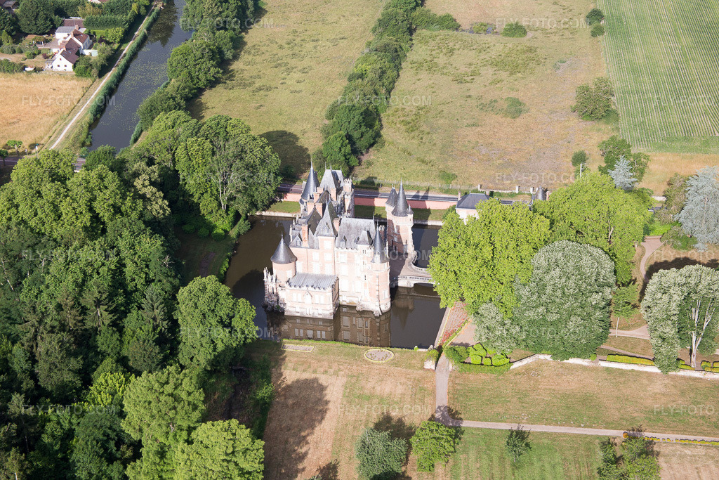 Aerial view: Château de Combreux in Combreux in the state Loiret, France.Photo: IMG_082580.jpg taken on 06/21/2015 by Werner Riehm/FLY-FOTO.comResolution of the original: 5472 x 3648 px