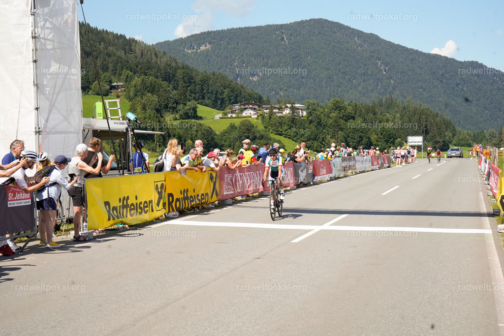 711_20230817_Bewerb_Maenner_Muehlanger | AUT - OESTERREICH, 2023-08-16: SPORT RENNRAD-FAHREN - 55. INTERNATIONALER RADWELTPOKAL IN ST. JOHANN IN TIROL  - Vintage-Radrennen mit WM-Bronze-Medaillen-Siegerin Christina Schweinberger, den Teilnehmer und Alexander Baumann (vom Orginastions-Team) - TAG 2 BEWERB MAENNER IN SECHS GRUPPEN  ; Foto: Roland Muehlanger