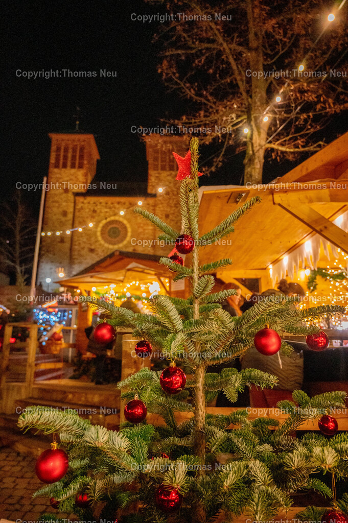 DSC_5485 | Blick auf den Weihnachtsmarkt in Bensheim mit der Pfarrkirche Sankt Georg 