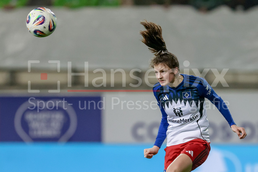 Fussball, Google Pixel Frauen-Bundesliga, VfL Wolfsburg - Hamburger SV | Lotta Wrede (Hamburger SV, 32) beim Kopfball, Aktion, Action, Spielszene, DIE DFB-RICHTLINIEN UNTERSAGEN JEGLICHE NUTZUNG VON FOTOS ALS SEQUENZBILDER UND/ODER VIDEOÄHNLICHE FOTOSTRECKEN. DFB REGULATIONS PROHIBIT ANY USE OF PHOTOGRAPHS AS IMAGE SEQUENCES AND/OR QUASI-VIDEO.