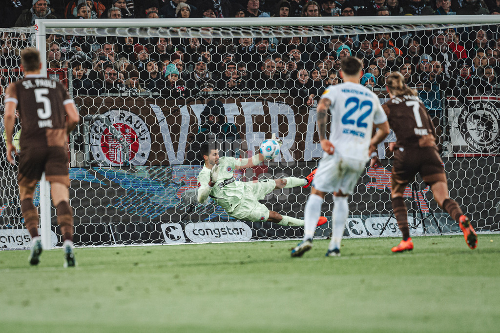 Fußball | Männer | Saison 2024/2025  | Fußball-Bundesliga | 12. Spieltag | FC St. Pauli vs. Holstein Kiel | 29.11.2024 | Nikola Vasilj (#22, FC St. Pauli) hält einen Elfmeter Parade