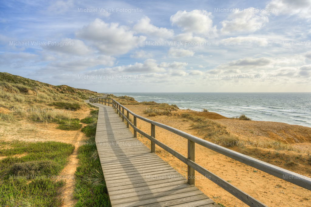 Steg in Kampen am Roten Kliff | Blick entlang eines Steges oberhalb des Roten Kliffs zwischen Kampen und Wenningstedt auf Sylt. - Realisiert mit Pictrs.com