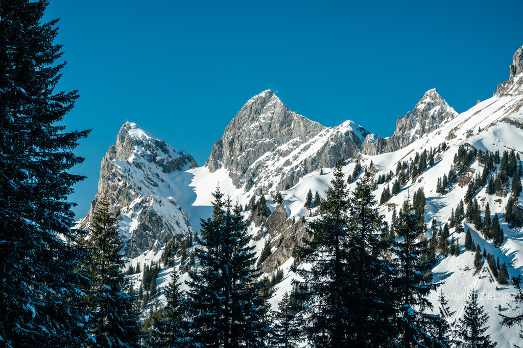 Fotografie_Leo_Schindzielorz_AT_Winter_Tirol_Hahnenkamm_20220205_A7R00762_org | Atmosphärische Landschaftsbilder & Drohnenaufnahmen aus dem Allgäu, Tirol, Südtirol & der Schweiz – ideal für Leinwanddrucke & zur stilvollen Raumgestaltung. - Realisiert mit Pictrs.com