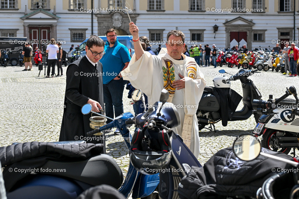 Lets Vespa togehter_ Neuhofen_ 05.05.2024-130 | 05.05.2024, Neuhofen, Kremsmuenster, AUT, Lets Vespa togehter 2024, Vespatreffen, im Bild Teilnehmer Vespatreffen, Motorsport Stadler, Vespa Weihe durch Pater Klaus im Stift Kremsmuenster