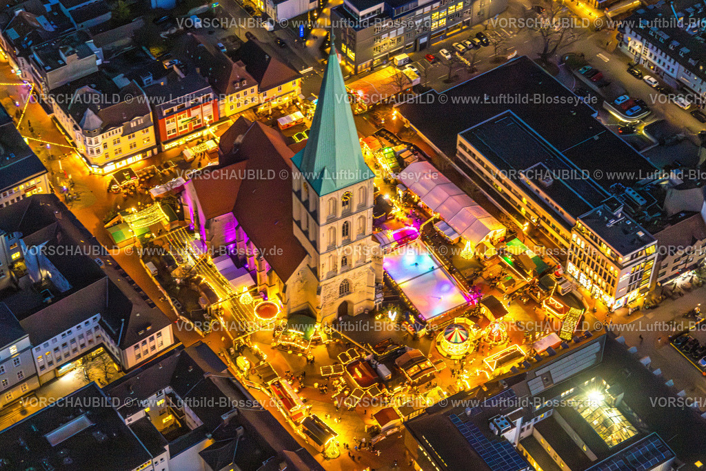 Hamm251201581Weihnachtsmarkt | Luftbild evang. Pauluskirche, Marktplatz, Weihnachtsmarkt mit Eislauffläche, Mitte Stadtbezirk Mitte, Hamm, Ruhrgebiet, Nordrhein-Westfalen, Deutschland