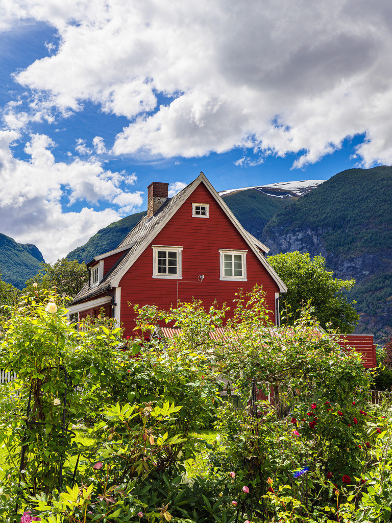 Rotes Holzhaus in Aurland in Norwegen | Rotes Holzhaus in Aurland in Norwegen.