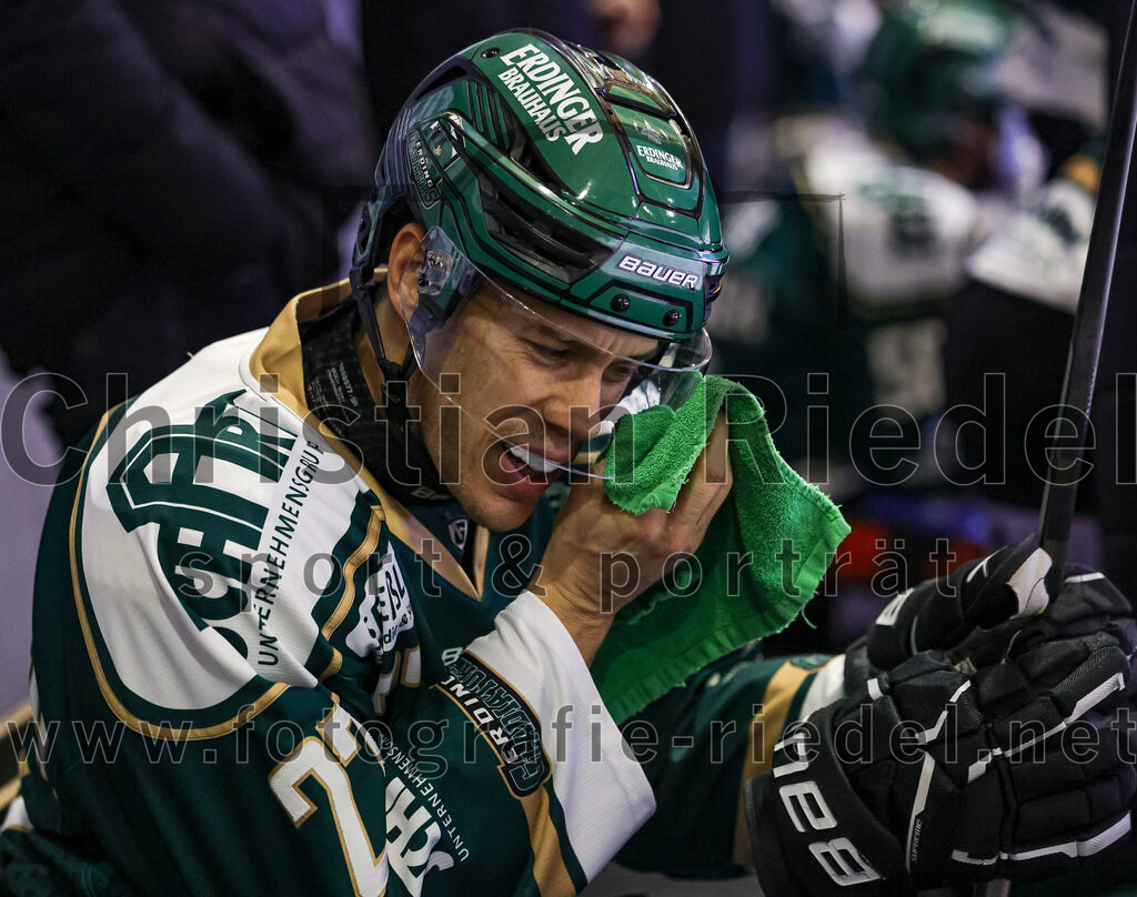 2025-11-16_066_TSV_Erding_gegen_Selber_Woelfe | Erding, Deutschland, 16.11.2025:Eishockey, Oberliga Süd 2025 / 2026, 17. Spieltag, TSV Erding gegen Selber Wölfe, Endergebnis: 3:1Mark Waldhausen (Erding Gladiators, #27)Foto: Christian Riedel / fotografie-riedel.net