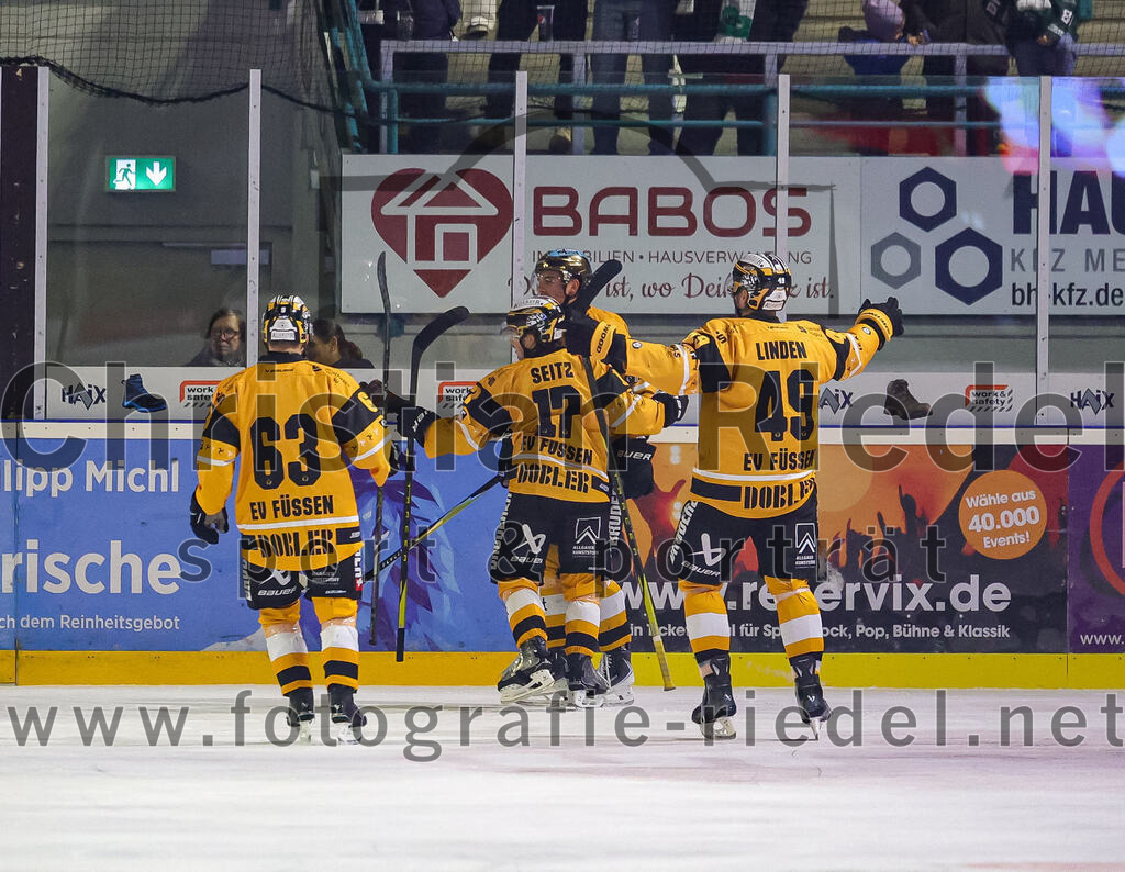 2025-11-02_128_TSV_Erding_gegen_EV_Fuessen | Erding, Deutschland, 02.11.2025:Eishockey, Oberliga Süd 2025 / 2026, 15. Spieltag, TSV Erding gegen EV Füssen, Endergebnis: 2:6+fü63+, Pius Seitz (EV Füssen, #17), Felix Linden (EV Füssen, #49)Foto: Christian Riedel / fotografie-riedel.net