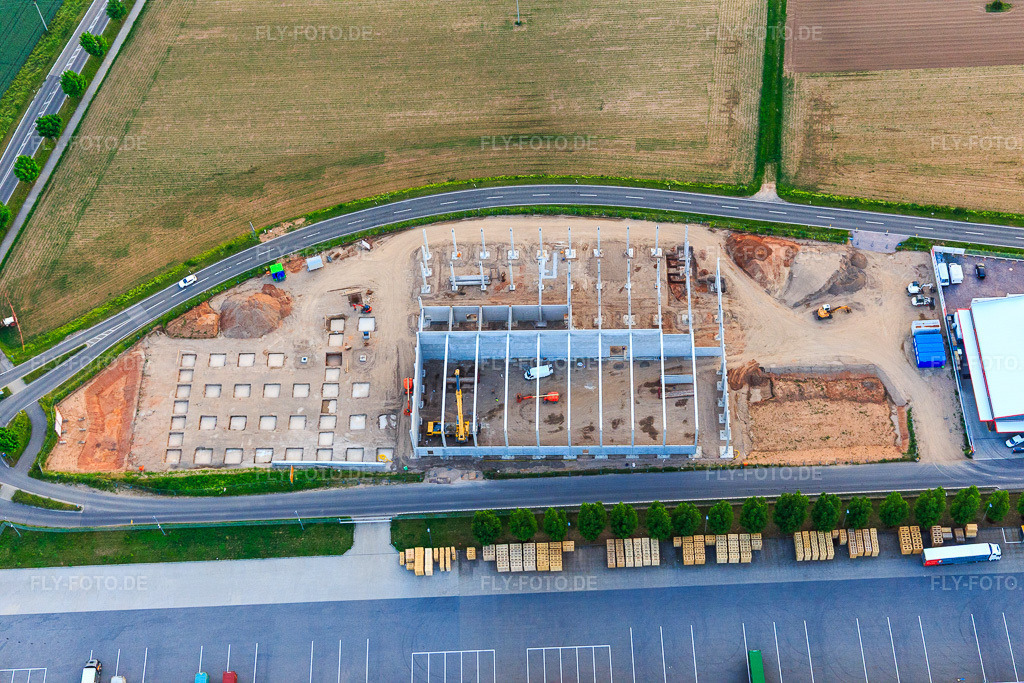 Luftbild: Baustelle für Neubau der Südpfalzwerkstatt in Offenbach an der Queich im Bundesland Rheinland-Pfalz in Deutschland. Foto: IMG_100618.jpg vom 01.06.2017 durch Werner Riehm/FLY-FOTO.deStarker Partner mit sozialer Verantwortung - Südpfalzwerkstatt