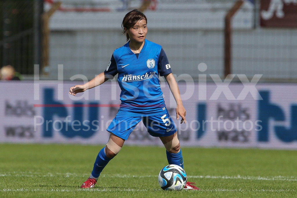 Fussball, 2. Frauen-Bundesliga, SV Meppen - Borussia Mönchengladbach | v.li.: Chihiro Suzuki (SV Meppen, 5) Freisteller, Einzelbild, Ganzkörper, Aktion, Action, Spielszene, DIE DFB-RICHTLINIEN UNTERSAGEN JEGLICHE NUTZUNG VON FOTOS ALS SEQUENZBILDER UND/ODER VIDEOÄHNLICHE FOTOSTRECKEN. DFB REGULATIONS PROHIBIT ANY USE OF PHOTOGRAPHS AS IMAGE SEQUENCES AND/OR QUASI-VIDEO.