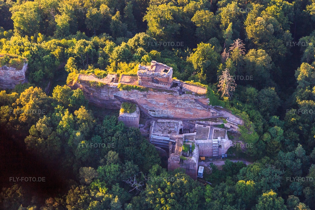 Luftbild: Burgruine Drachenfels in Busenberg im Bundesland Rheinland-Pfalz in Deutschland. Foto: IMG_149311.jpg vom 04.07.2025 durch Werner Riehm/FLY-FOTO.de