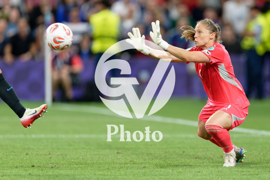 England v Italy - UEFA Women's EURO 2025 Semi-Final | GENEVA, SWITZERLAND - JULY 22:  Laura Giuliani of Italy making a save during the UEFA Women's EURO 2025 Semi-Final match between England and Italy at Stade de Geneve on July 22, 2025 in Geneva, Switzerland. (Photo by Giuseppe Velletri/Sports Press Photo/Getty Images)